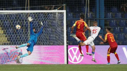 Gol Tomaša Součeka (Češka) na meču sa Crnom Gorom